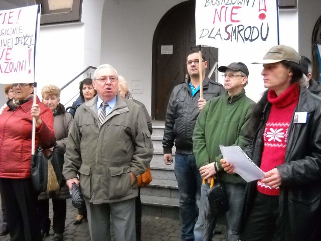 Goświnowiczanie protestują przeciwko bioelektrowniOk. 30 mieszkańców Goświnowic pikietowało po urzędem miejskim w Nysie. Domagali się wstrzymania planów budowy bioelektrowni.