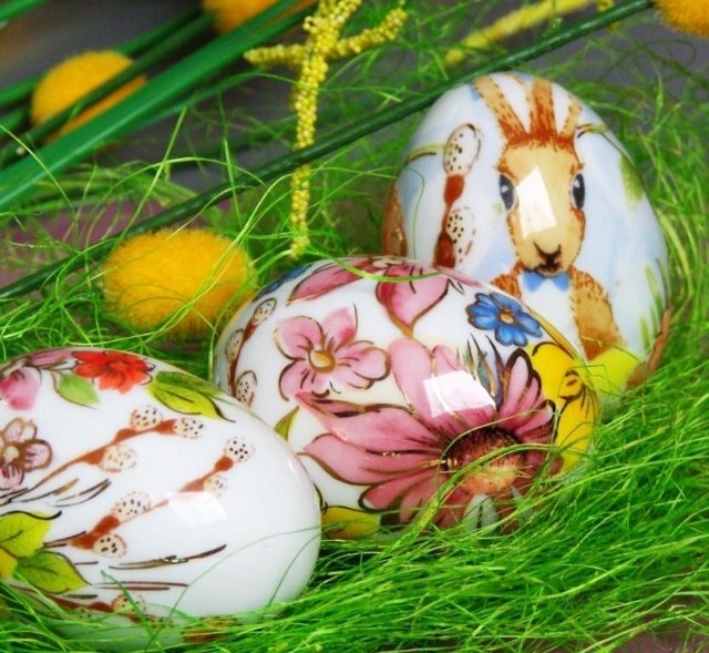 Ćmielowskie jaja z pocelany w wersji tradycyjnej, fot ZP Ćmielów