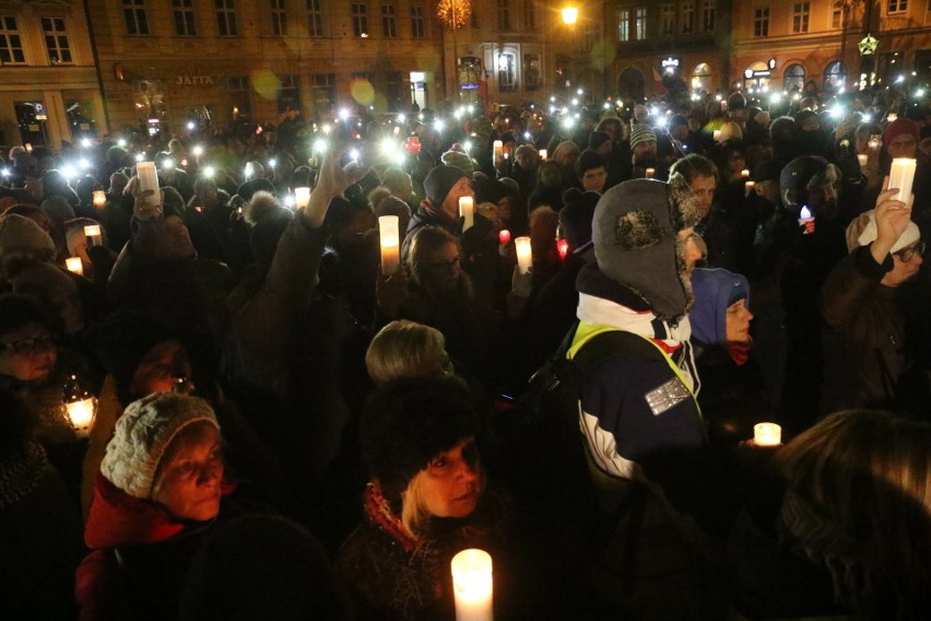 Ku pamięci Pawła Adamowicza. Wrocławski marsz milczenia (ZDJĘCIA)