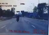 Policyjny pościg ulicami Poznania zakończył się stłuczką motocyklisty z samochodem osobowym WIDEO