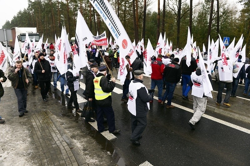 Strajk na Śląsku: Górnicy zablokowali drogi DK1 w...