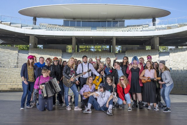 Uczestnicy polsko-niemieckiej wymiany młodzieży uczestniczyli w sesji fotograficznej w opolskim amfiteatrze. 
