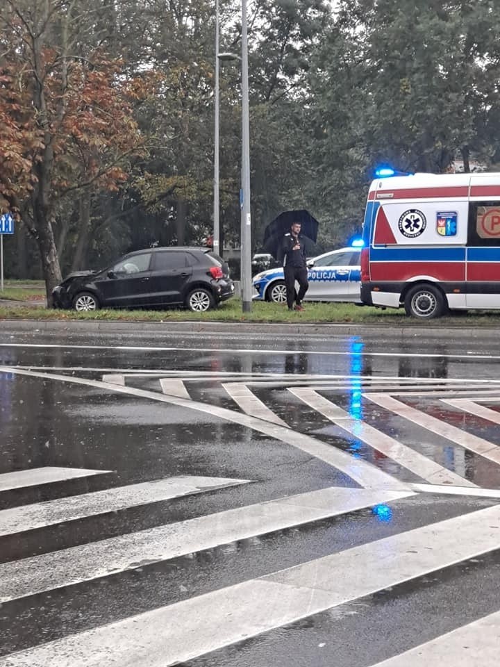 Białystok. Wypadek na ul. Branickiego. Kierowca osobówki uderzył w drzewo. Poszkodowana kobieta [ZDJĘCIA]