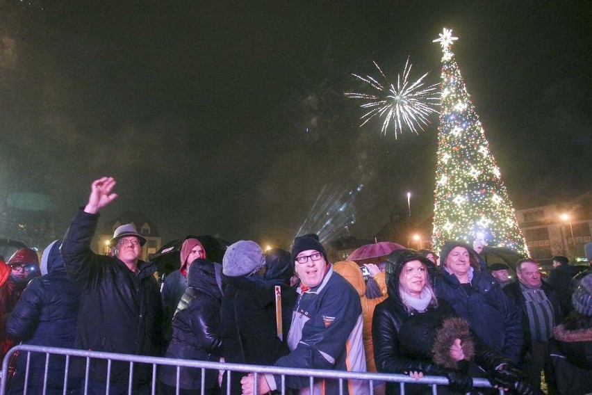 Noworoczna impreza na placu przed ratuszem. Słupsk powitał nowy rok (wideo, zdjęcia)