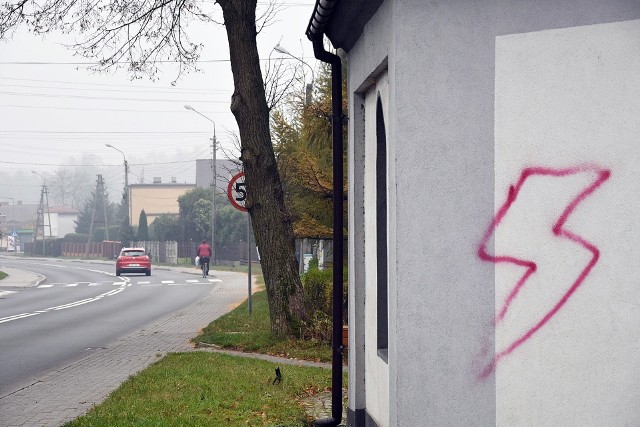 Błyskawica i wulgarny napis na kapliczkach w rybnickich Zebrzydowicach i Jejkowicach.Zobacz kolejne zdjęcia. Przesuwaj zdjęcia w prawo - naciśnij strzałkę lub przycisk NASTĘPNE