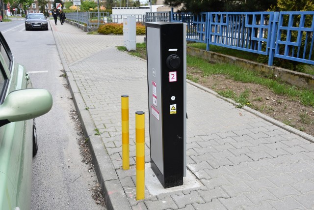 Tauron wybudował stacje w 20 różnych miejscach na terenie miasta. Na zdjęciu punkt ładowania aut elektrycznych przy ul. Goldhammera obok ANS.