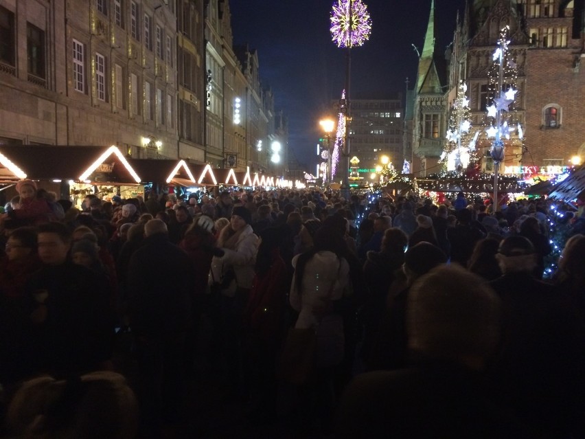 Tłumy i lodowe rzeźby na Jarmarku Bożonarodzeniowym we...