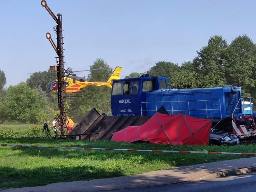 Śmiertelny wypadek w Pleszewie na przejeździe kolejowym. Nie żyje 1 osoba, dwie są ranne