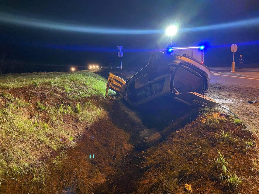 Zambrów. Wypadek na rondzie przy ul. Ostrowskiej. Pijany kierowca ściął latarnię i dachował [ZDJĘCIA]