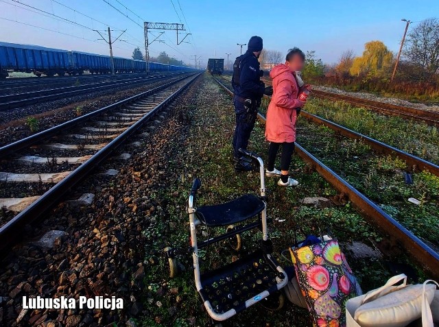 We wtorek, 15 listopada, świebodzińscy policjanci dostali zgłoszenie, że starsza kobieta chodzi po torowisku w rejonie Świebodzina