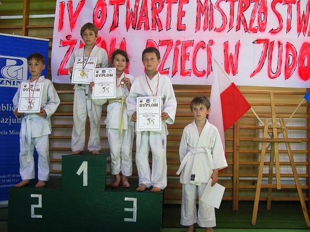 Młodzi judocy po walkach odbierali medale i dyplomy.