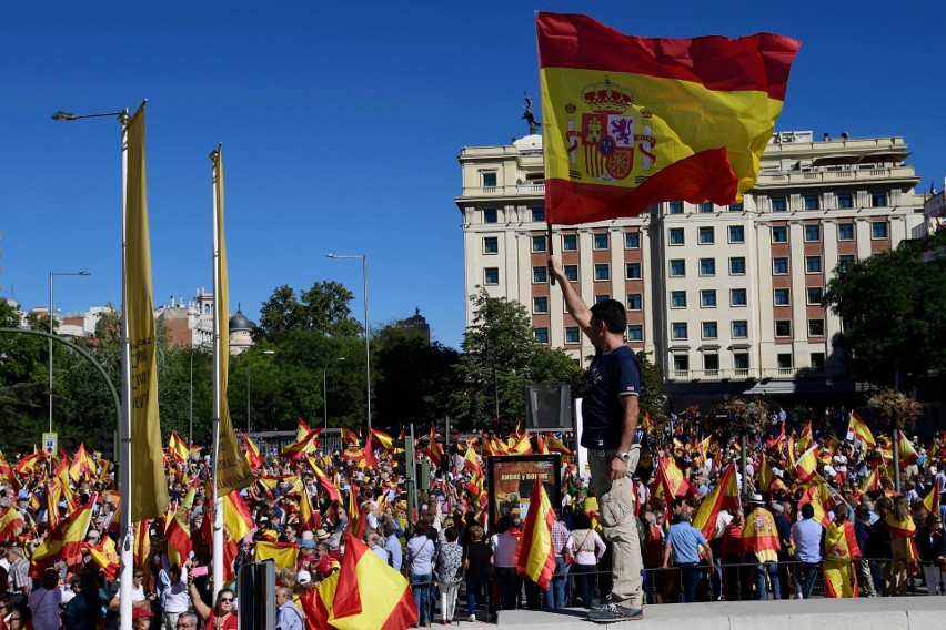 Hiszpania: Ulicami Madrytu i innych miast przejdą manifestacje poparcia dla jedności kraju [ZDJĘCIA]