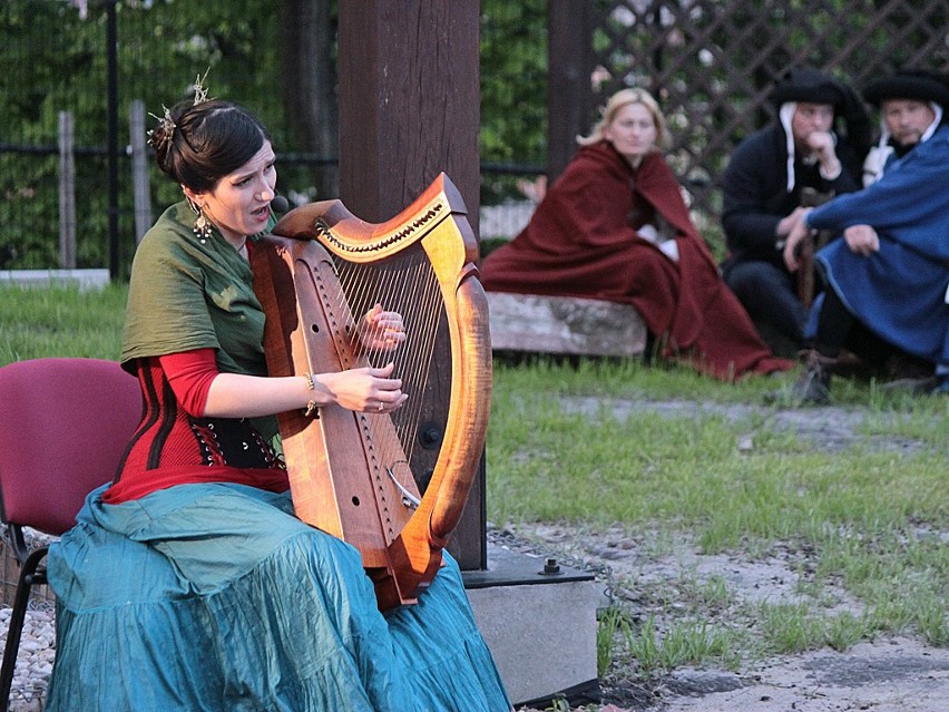 Barbara Kalik gra na wczesnej harfie celtyckiej na Górze...