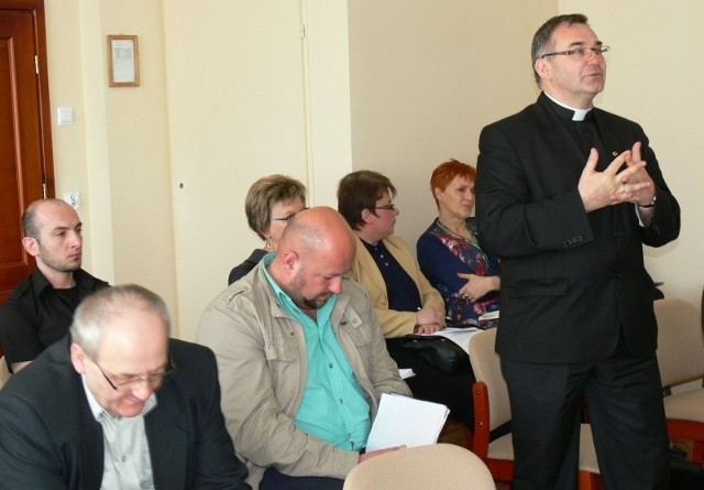 Ks. Bogusław Pitucha, dyrektor Caritas Diecezji Sandomierskiej mówił o potrzebie prowadzenia dialogu z ludźmi młodymi i stworzenia dla nich motywacji.