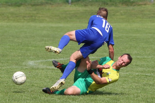 W meczu beniaminków rzeszowskiej klasy A2 Galicja Chmielnik (żółto-zielone stroje) uległa Stali Łańcut 1:4.