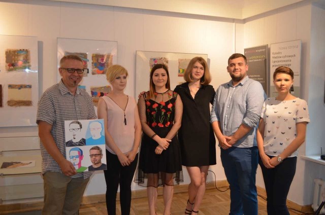 Autorzy wystawy i opiekun- profesor Mariusz Dański, który otrzymał od studentów swoją podobiznę...