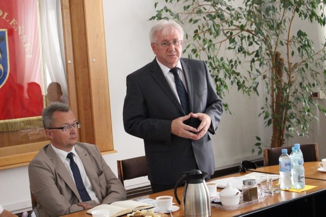 Poniedziałkowemu spotkaniu z przedsiębiorcami przewodniczyli (od lewej): burmistrz Zwolenia Arkadiusz Sulima i starosta zwoleński Stefan Bernaciak.
