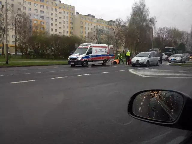 Potrącenie na ulicy Władysława IV w Koszalinie. Do zdarzenia doszło przed godziną 8. Na przejściu dla pieszych w rejonie pętli autobusowej na ul Władysława IV została potrącona młoda dziewczyna. Na miejscu jest policja. Karetka zabrała poszkodowaną do szpitala. Są utrudnienia w ruchu. AktualizacjaPo pasach w rejonie pętli MZK, przechodziła młoda dziewczyna (poszkodowana nie miała przy sobie dokumentów, na razie nieznana jest jej tożsamość). W tym czasie przed pasami zatrzymał się kierowca volvo, natomiast kierowca forda jadący pasem obok, już nie. Uderzył z impetem w dziewczynę. Upadła na jezdnię. Jak podaje policja, w bardzo ciężkim stanie została przewieziona do szpitala. Na miejscu wciąż są utrudnienia w ruchu. Wiadomo, że kierowca, który potrącił pieszą, był trzeźwy. Zobacz także Wypadek na skrzyżowaniu Traugutta/Piłsudskiego w Koszalinie