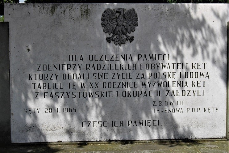 IPN chce usunięcia cmentarnej tablicy odsłoniętej w 20 rocznicę wejścia Armii Czerwonej do Kęt 