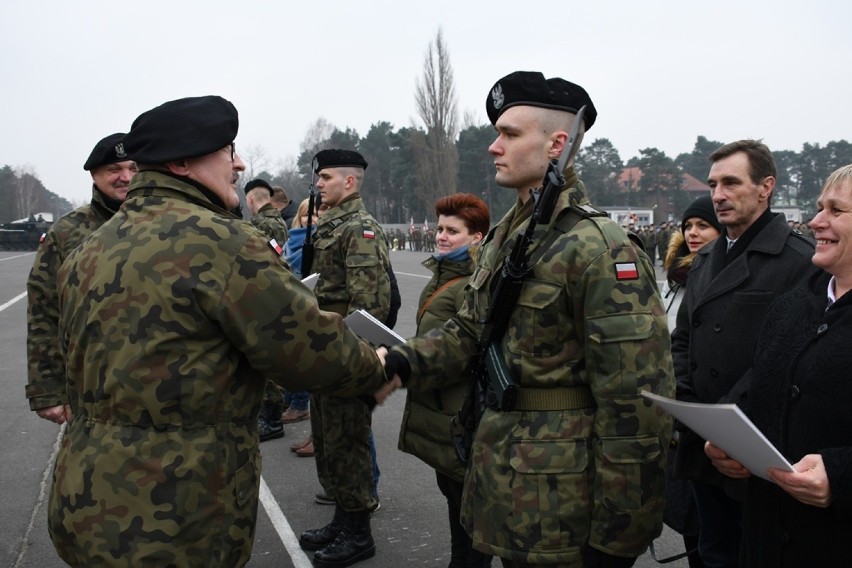 Przysięga wojskowa żołnierzy szkolenia podstawowego w Świętoszowie