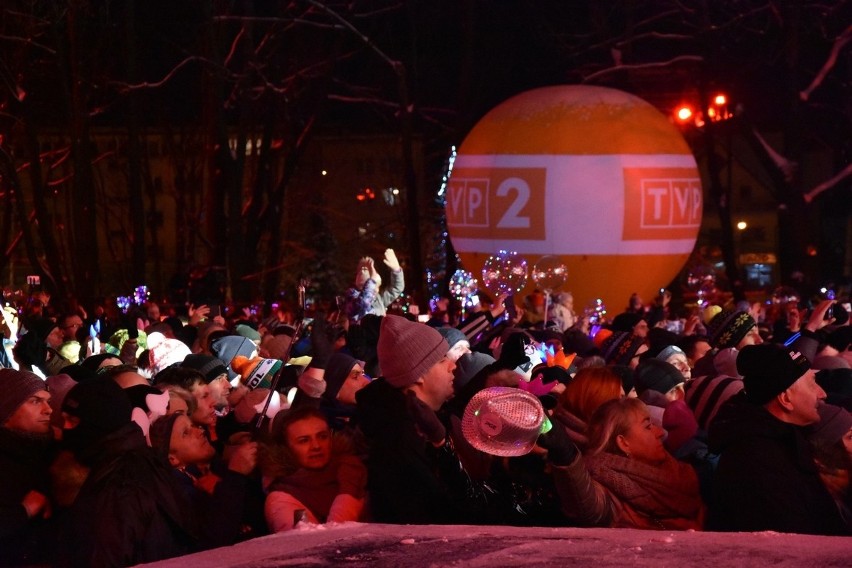 Sylwester 2018 w Zakopanem. Tak na Równi bawiła się publiczność oraz VIPy (w tym marszałek sejmu)