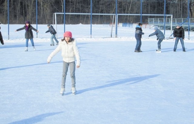 W 2014 roku na lodowisku szalały dzieci z Łap. Gdy pogoda dopisze, podczas tych ferii też tak będzie