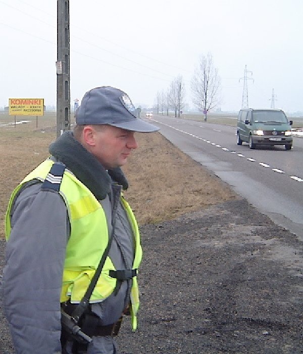 Wczoraj drogi patrolowała nie tylko  "drogówka", ale również policjanci z prewencji  (na zdjęciu w Browinie).