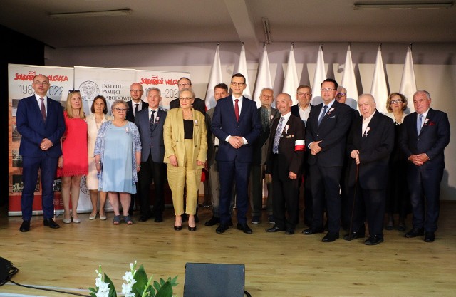 Odznaczeni Krzyżami Wolności i Solidarności wraz z premierem Mateuszem Morawieckim.