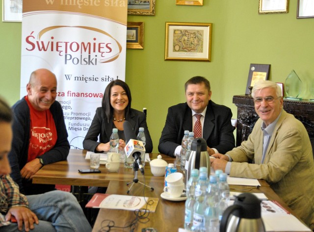 Na ucztę zapraszają: Teresa Komisarczuk i Zbigniew Marchwiak z IRiP (pośrodku) oraz Andrzej Łyszyk (z lewej) i Jacek Marcinkowski, pomysłodawcy wydarzenia