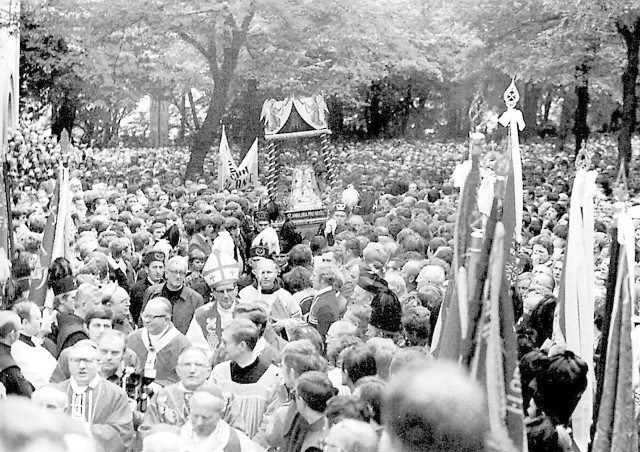 Góra św. Anny, 29 czerwca 1980 roku. Blisko 200 tysięcy wiernych podczas uroczystości jubileuszu 500-lecia sanktuarium usłyszało głos Jana Pawła II. - Jakże raduje się moje serce - mówił papież.