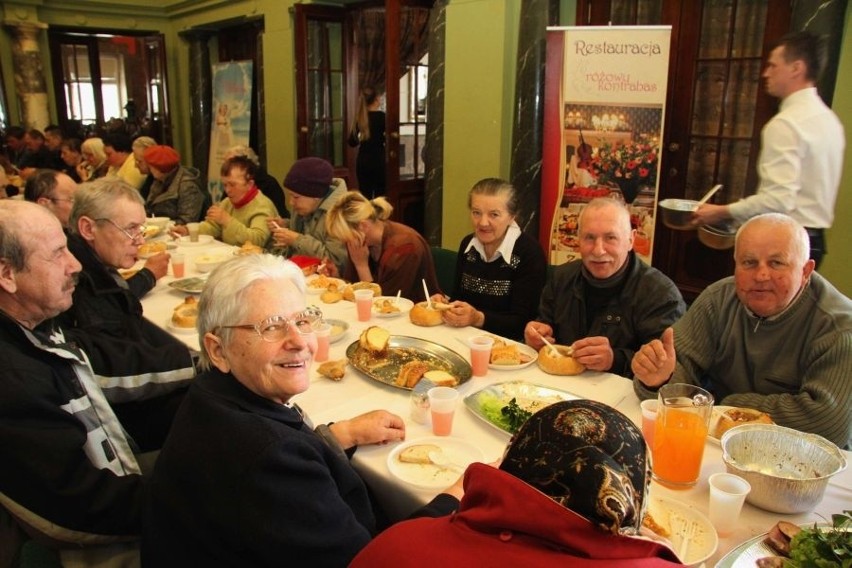 Śniadanie dla bezdomnych i ubogich w WDK w Kielcac