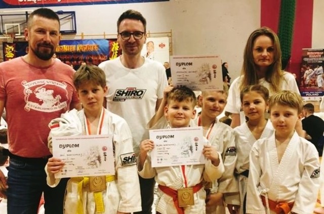 Młodzi zawodnicy klubu karate Shiro wraz z rodzicami na turnieju w Sandomierzu.
