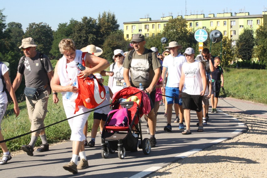 Oświęcimscy pątnicy w pięciu grupach z dekanatów:...