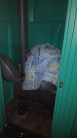 Inowrocławski bezdomny spał w... toi-toju [zdjęcia]