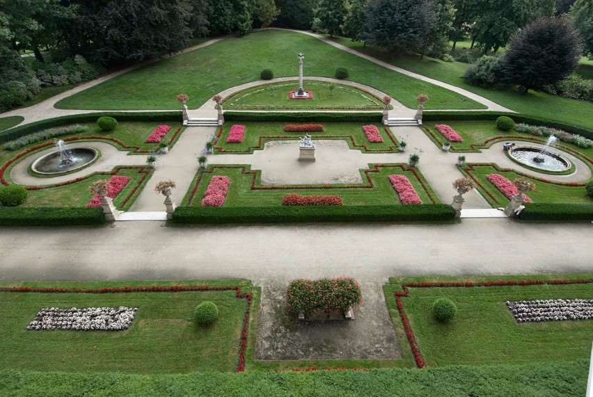 Pięknieje ogród włoski przy łańcuckim zamku. Jest nowy system nawadniający [ZDJĘCIA]
