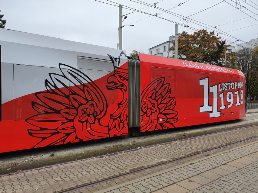 Tramwaj Niepodległości wyjechał na ulice. Od dziś będzie przypominał o wydarzeniach 1918 roku [ZDJĘCIA]