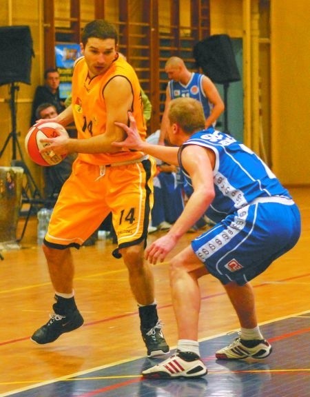Kamil Zakrzewski (z piłką) wraz z kolegami wykorzystał szansę i będzie mógł powalczyć o awans do koszykarskiej elity