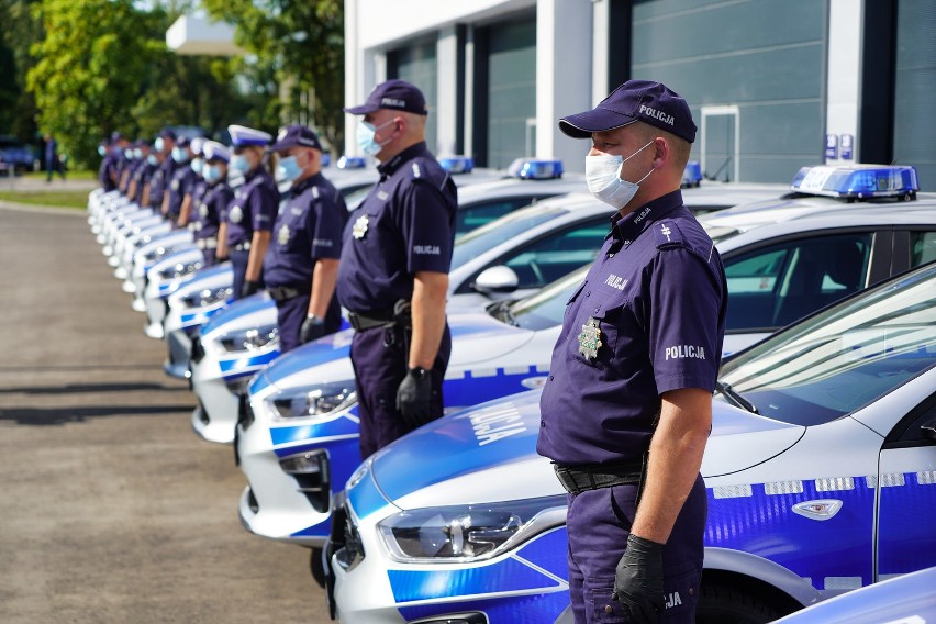 Kluczyki do samochodów wręczyli policjantom komendant...