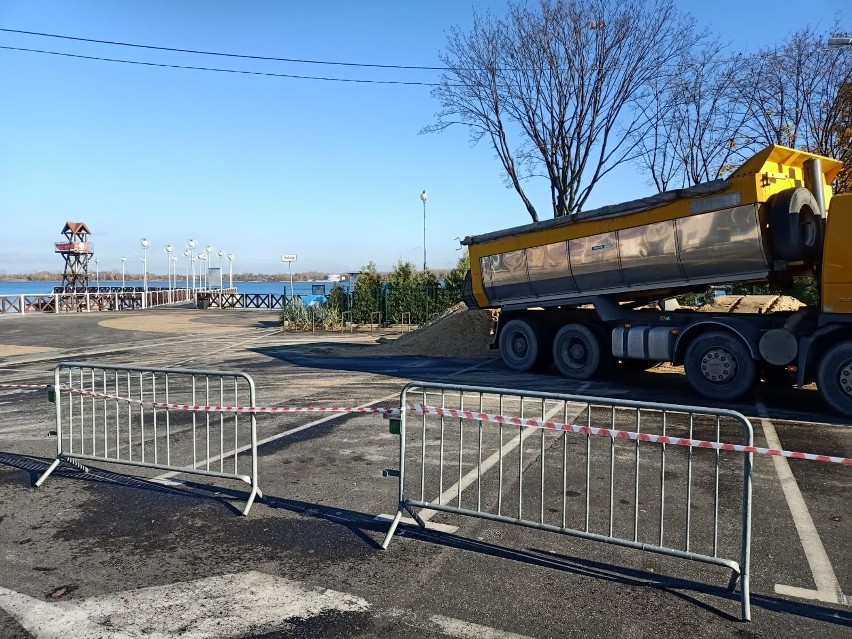 Na parkingu nad Pogorią III pojawiły się tony piasku, które...