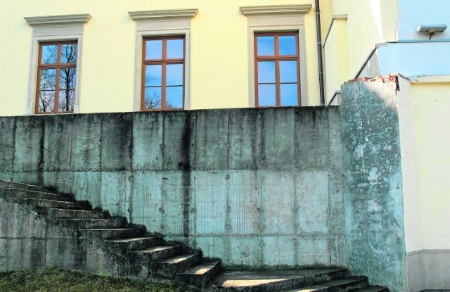 Na remont czekają schody i balustrada na tyłach Zamku Dzikowskiego po wschodniej stronie. Dziś jest tam goły beton.