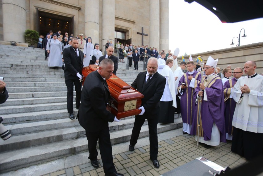 Pogrzeb arcybiskupa Szczepana Wesołego. Zmarły,, zgodnie ze...