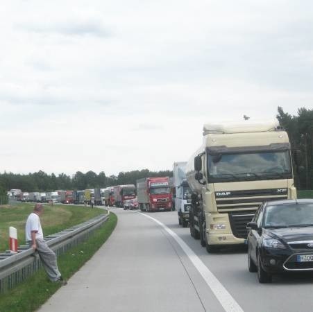 W ciągu niecałej godziny na autostradzie utworzyła się gigantyczna kolejka aut.