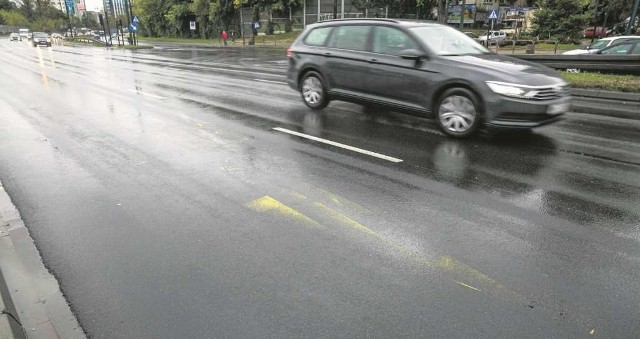 Na ulicy Opolskiej żółte linie, wymalowane na jezdni jeszcze w lipcu, wciąż są widoczne