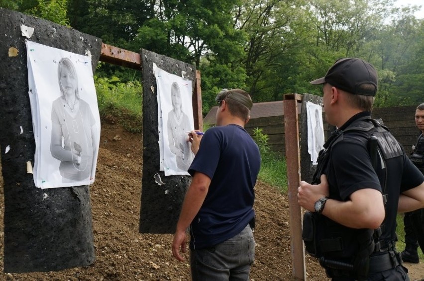 Policjanci z Sosnowca strzelają do tarczy z wizerunkiem...