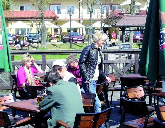 Dodatkową zaletą ogródków piwnych jest świeże powietrze. Na podwórku niepalącym tak bardzo nie przeszkadza dym papierosów.