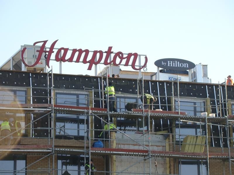 Oświęcim. Na dachu nowego hotelu Hampton by Hilton stanął już szyld