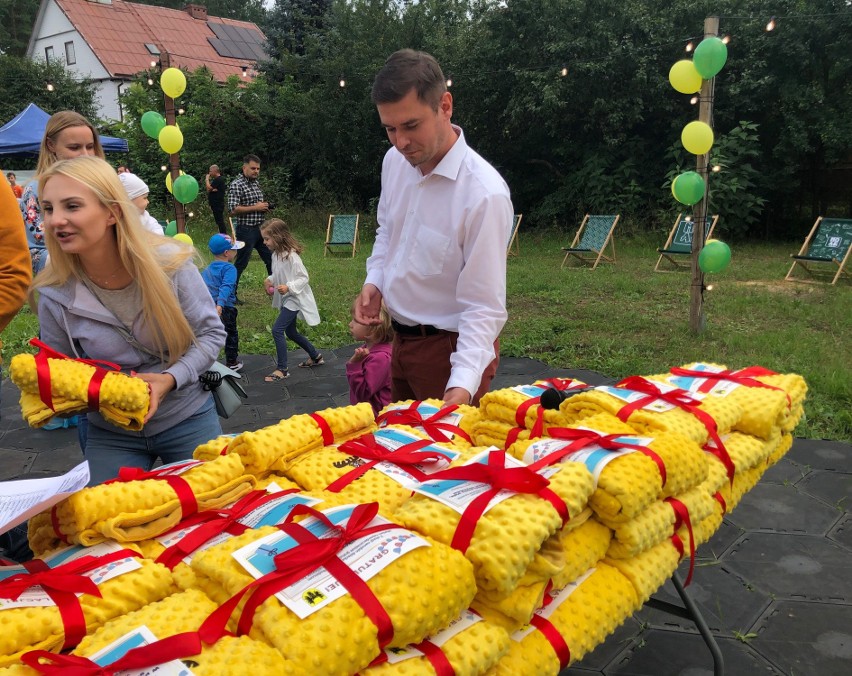 Becikowe w Wasilkowie. Burmistrz rozdał młodym rodzicom wyjątkowe kocyki (zdjęcia)