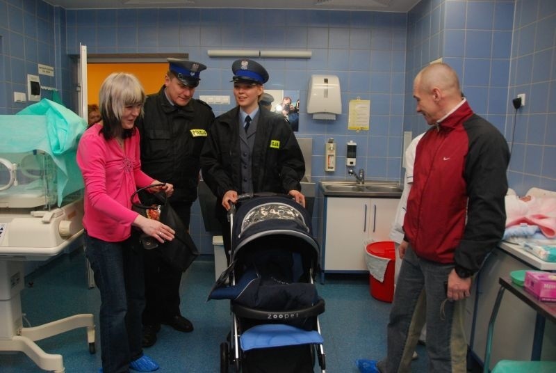 Policjanci przekazali wózek matce, która urodzila na...