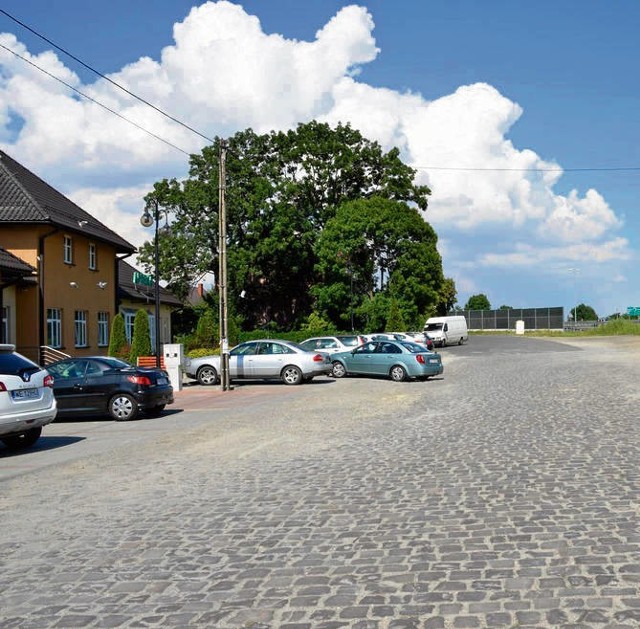 W Kocmyrzowie kierowcy chętniej zostawiają auta na parkingu