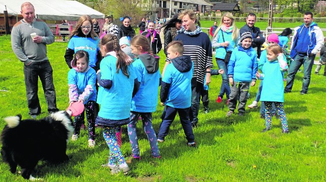 Zabawy z psem to jedna z terapii dla dzieci. Nie brakowało ich podczas powiatowych obchodów Światowego Dnia Autyzmu.